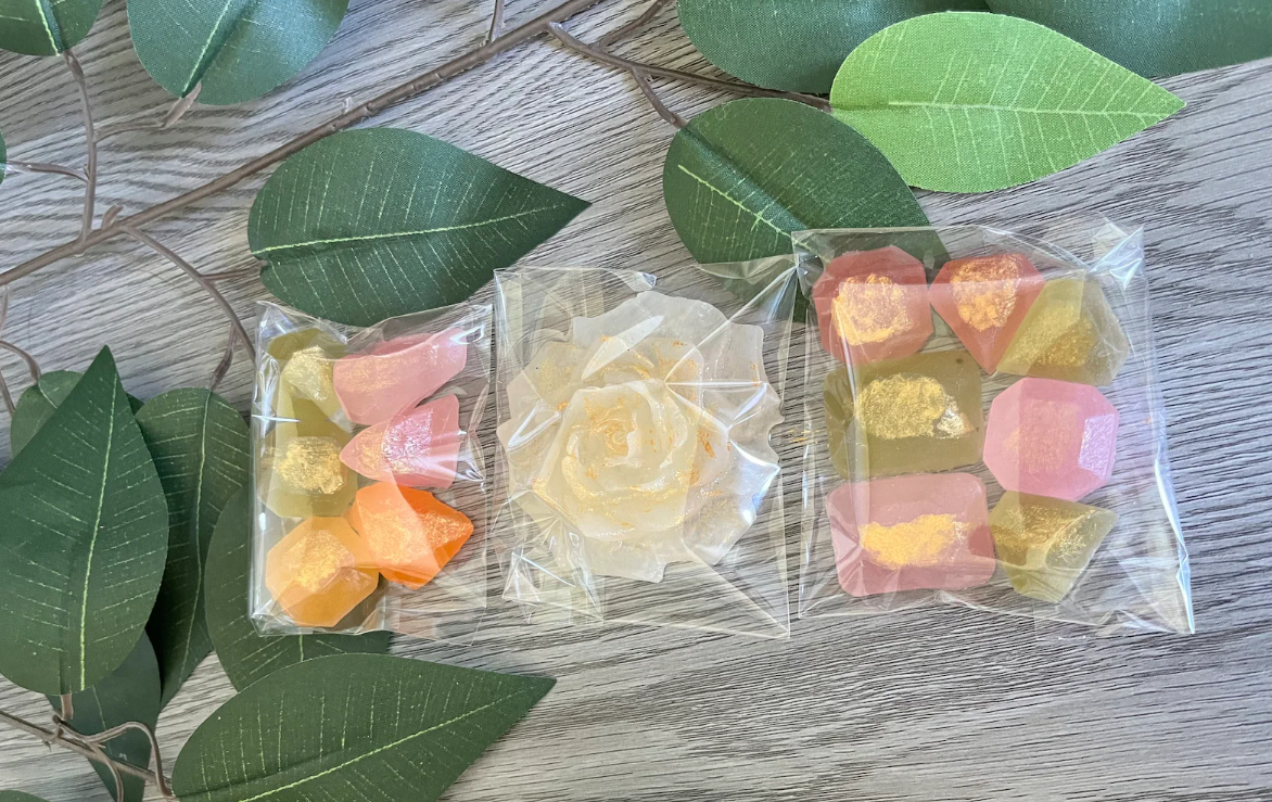 This sample Treasure Box comes with 12 pieces of crystal candy. 1 flower with good and 11 gemstones.