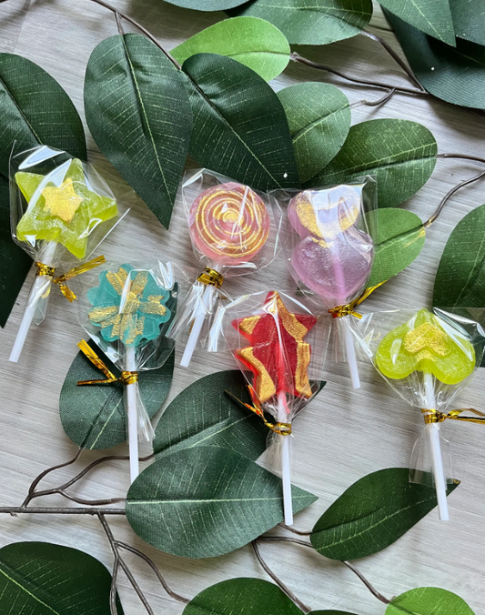 Comes with 6 assorted crystal candy lollipops in different shapes and flavours with gold accents. Individually wrapped. 